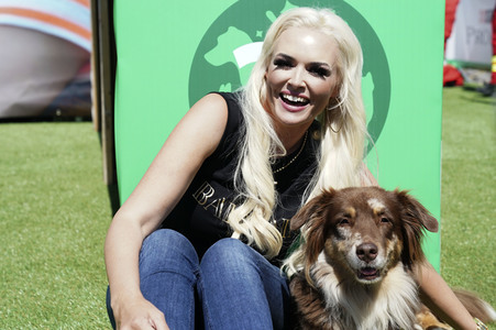 Daniela Katzenberger eröffnet eine schwimmende Hundewiese in Düsseldorf