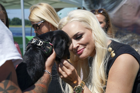 Daniela Katzenberger eröffnet eine schwimmende Hundewiese in Düsseldorf