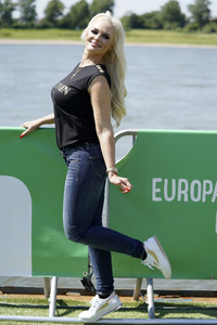 Daniela Katzenberger eröffnet eine schwimmende Hundewiese in Düsseldorf