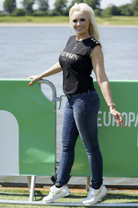 Daniela Katzenberger eröffnet eine schwimmende Hundewiese in Düsseldorf