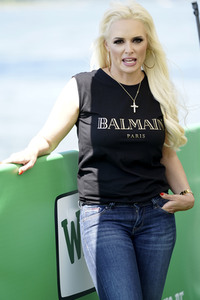 Daniela Katzenberger eröffnet eine schwimmende Hundewiese in Düsseldorf