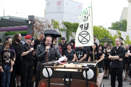 Demonstration von Bersuchern des Wave-Gotik-Treffens und Extinction Rebellion in Leipzig