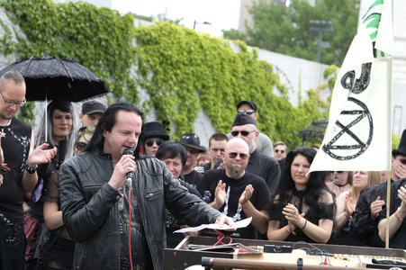 Demonstration von Bersuchern des Wave-Gotik-Treffens und Extinction Rebellion in Leipzig