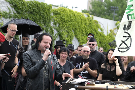 Demonstration von Bersuchern des Wave-Gotik-Treffens und Extinction Rebellion in Leipzig