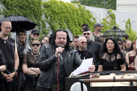 Demonstration von Bersuchern des Wave-Gotik-Treffens und Extinction Rebellion in Leipzig