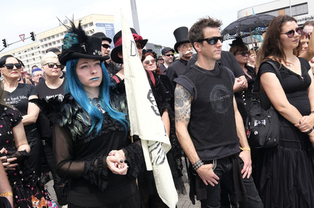 Demonstration von Bersuchern des Wave-Gotik-Treffens und Extinction Rebellion in Leipzig