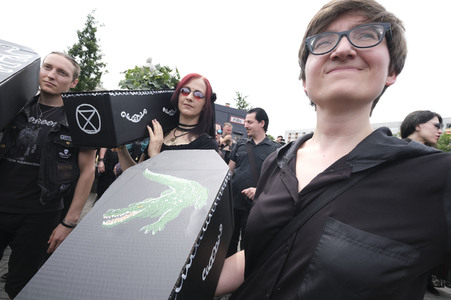 Demonstration von Bersuchern des Wave-Gotik-Treffens und Extinction Rebellion in Leipzig