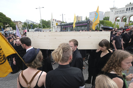 Demonstration von Bersuchern des Wave-Gotik-Treffens und Extinction Rebellion in Leipzig