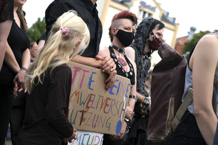 Demonstration von Bersuchern des Wave-Gotik-Treffens und Extinction Rebellion in Leipzig