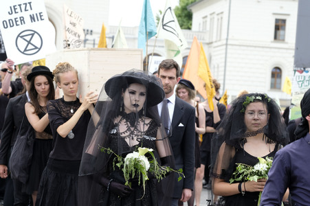 Demonstration von Bersuchern des Wave-Gotik-Treffens und Extinction Rebellion in Leipzig