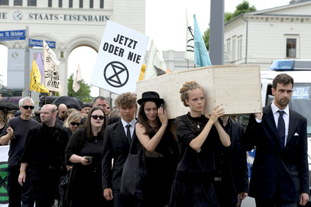 Demonstration von Bersuchern des Wave-Gotik-Treffens und Extinction Rebellion in Leipzig