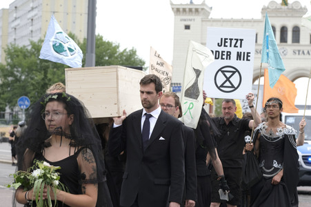 Demonstration von Bersuchern des Wave-Gotik-Treffens und Extinction Rebellion in Leipzig
