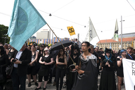 Demonstration von Bersuchern des Wave-Gotik-Treffens und Extinction Rebellion in Leipzig