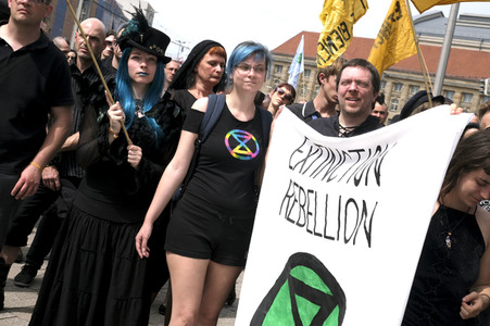 Demonstration von Bersuchern des Wave-Gotik-Treffens und Extinction Rebellion in Leipzig
