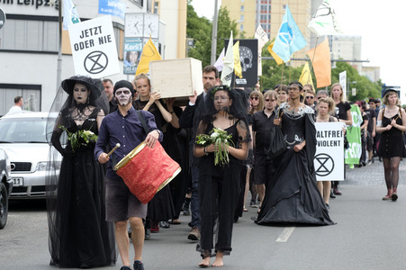 Demonstration von Bersuchern des Wave-Gotik-Treffens und Extinction Rebellion in Leipzig