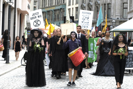 Demonstration von Bersuchern des Wave-Gotik-Treffens und Extinction Rebellion in Leipzig