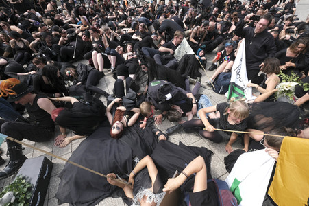 Demonstration von Bersuchern des Wave-Gotik-Treffens und Extinction Rebellion in Leipzig