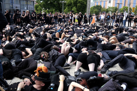 Demonstration von Bersuchern des Wave-Gotik-Treffens und Extinction Rebellion in Leipzig