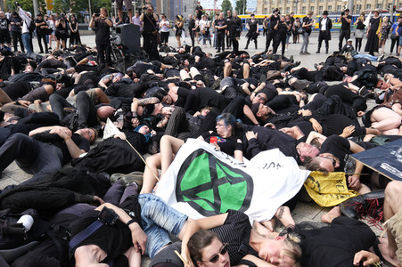 Demonstration von Bersuchern des Wave-Gotik-Treffens und Extinction Rebellion in Leipzig