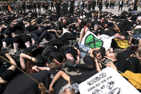 Demonstration von Bersuchern des Wave-Gotik-Treffens und Extinction Rebellion in Leipzig