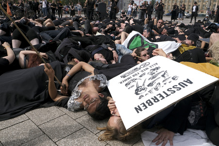Demonstration von Bersuchern des Wave-Gotik-Treffens und Extinction Rebellion in Leipzig