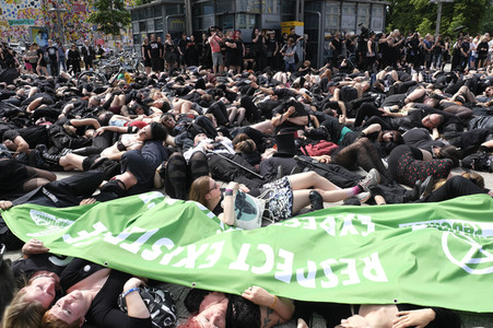 Demonstration von Bersuchern des Wave-Gotik-Treffens und Extinction Rebellion in Leipzig