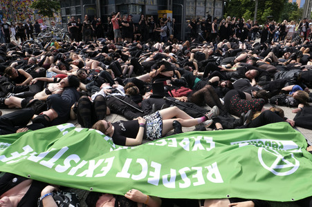 Demonstration von Bersuchern des Wave-Gotik-Treffens und Extinction Rebellion in Leipzig