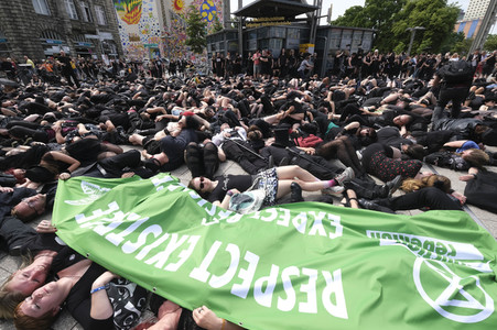 Demonstration von Bersuchern des Wave-Gotik-Treffens und Extinction Rebellion in Leipzig