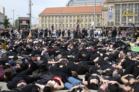 Demonstration von Bersuchern des Wave-Gotik-Treffens und Extinction Rebellion in Leipzig