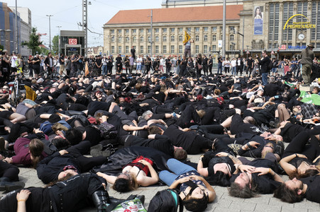 Demonstration von Bersuchern des Wave-Gotik-Treffens und Extinction Rebellion in Leipzig