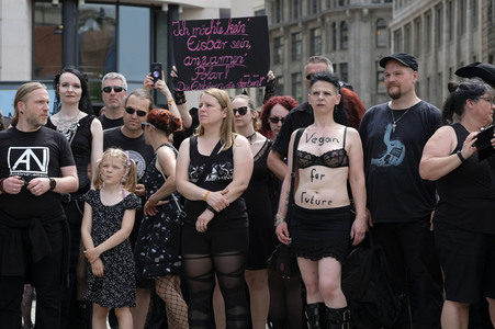 Demonstration von Bersuchern des Wave-Gotik-Treffens und Extinction Rebellion in Leipzig