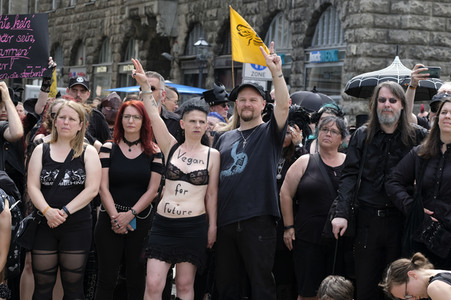 Demonstration von Bersuchern des Wave-Gotik-Treffens und Extinction Rebellion in Leipzig