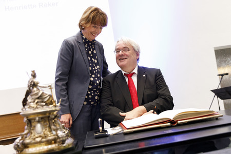 Eintrag von Axel Freimuth in das Goldene Buch der Stadt Köln