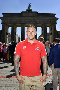 Fototermin zum 16. Internationalen Weltblutspendertag am Brandenburger Tor in Berlin
