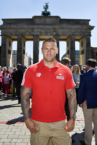 Fototermin zum 16. Internationalen Weltblutspendertag am Brandenburger Tor in Berlin