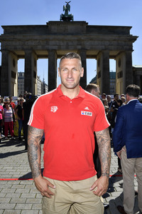 Fototermin zum 16. Internationalen Weltblutspendertag am Brandenburger Tor in Berlin
