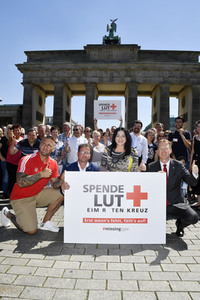Fototermin zum 16. Internationalen Weltblutspendertag am Brandenburger Tor in Berlin