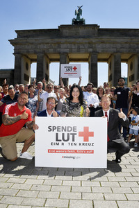 Fototermin zum 16. Internationalen Weltblutspendertag am Brandenburger Tor in Berlin