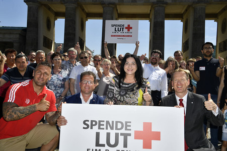 Fototermin zum 16. Internationalen Weltblutspendertag am Brandenburger Tor in Berlin