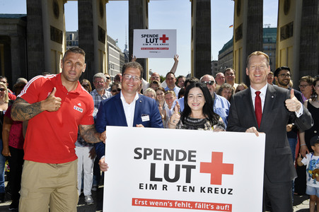 Fototermin zum 16. Internationalen Weltblutspendertag am Brandenburger Tor in Berlin