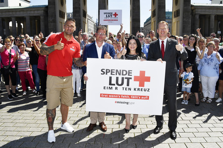 Fototermin zum 16. Internationalen Weltblutspendertag am Brandenburger Tor in Berlin
