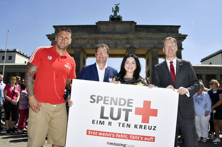 Fototermin zum 16. Internationalen Weltblutspendertag am Brandenburger Tor in Berlin