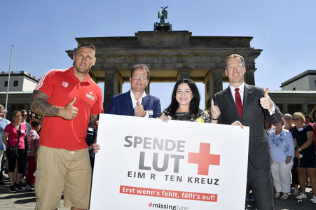 Fototermin zum 16. Internationalen Weltblutspendertag am Brandenburger Tor in Berlin
