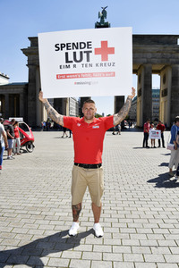 Fototermin zum 16. Internationalen Weltblutspendertag am Brandenburger Tor in Berlin