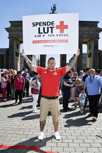 Fototermin zum 16. Internationalen Weltblutspendertag am Brandenburger Tor in Berlin
