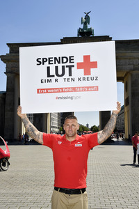 Fototermin zum 16. Internationalen Weltblutspendertag am Brandenburger Tor in Berlin
