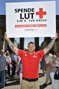 Fototermin zum 16. Internationalen Weltblutspendertag am Brandenburger Tor in Berlin
