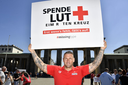 Fototermin zum 16. Internationalen Weltblutspendertag am Brandenburger Tor in Berlin