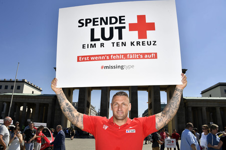 Fototermin zum 16. Internationalen Weltblutspendertag am Brandenburger Tor in Berlin