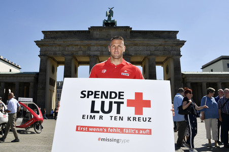 Fototermin zum 16. Internationalen Weltblutspendertag am Brandenburger Tor in Berlin
